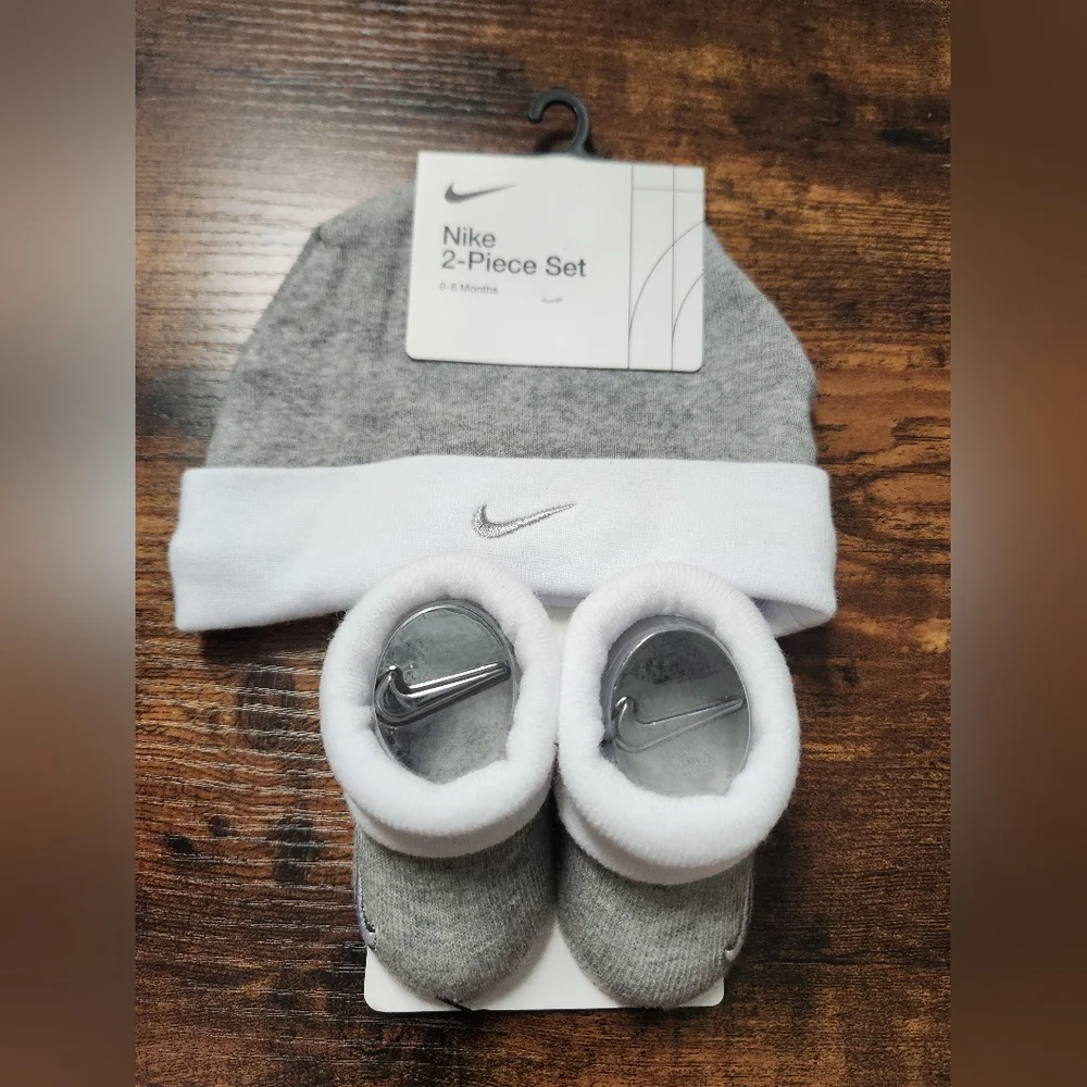 Nike 2-Piece Set Beanie Hat Booties Grey White - Size 0-6 Months NWT